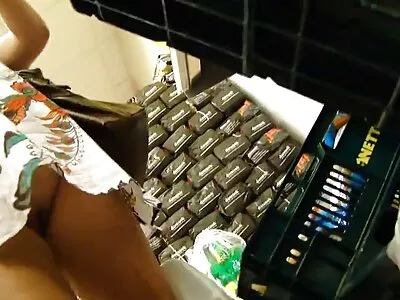 Güzel amatör kamera porno esmer taze jizz yiyor