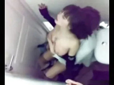 Vahşi fıstıklar Kitty Fox ve Nikki Fox kendi pisliklerini deliniyor amatör gizli çekim porno