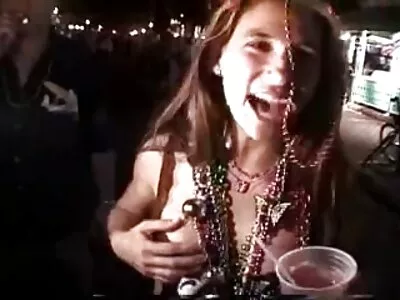 Alanna'nın amator gizli cekim liseli porno Islak Memeleri