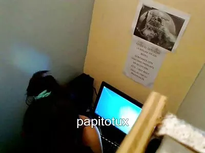 Genç Raven Rockette ve Bree Daniels amatör çekim seks video bir gölde bir sal üzerinde lezbiyen seks yapan